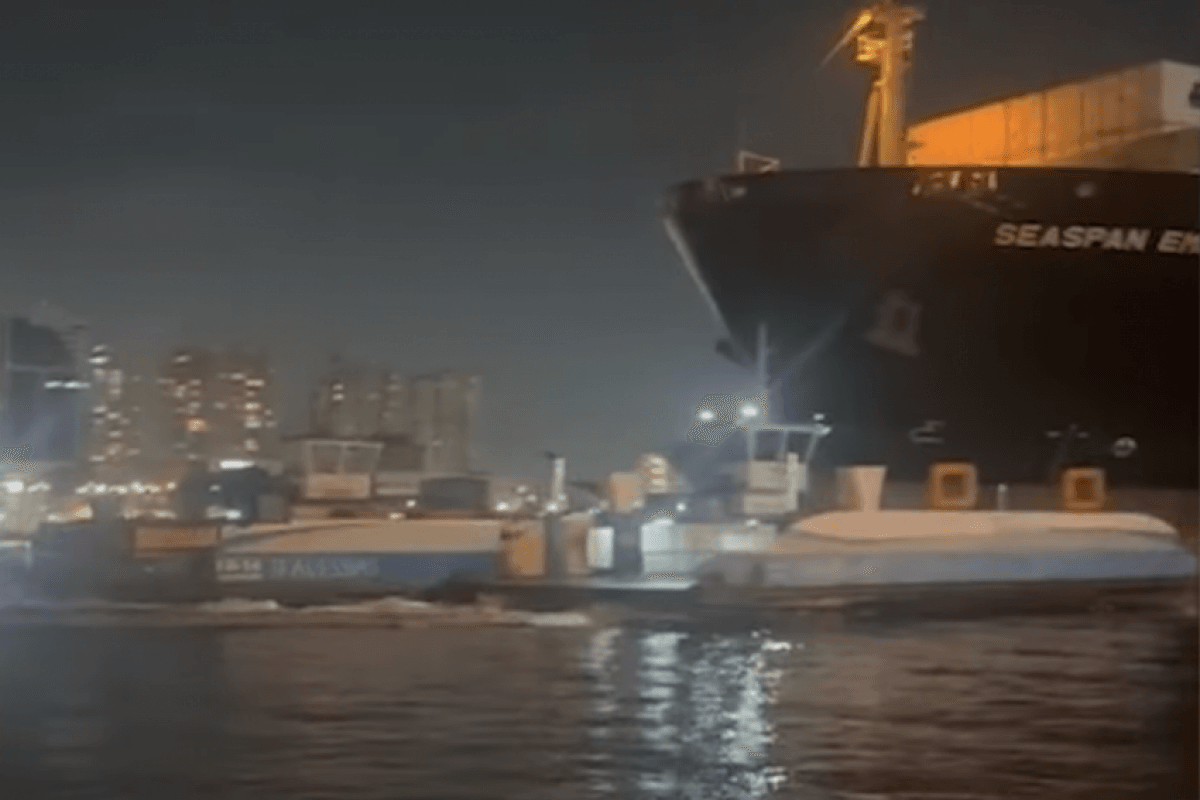 Navio porta-contêineres colide com duas balsas na travessia entre Santos e Guarujá