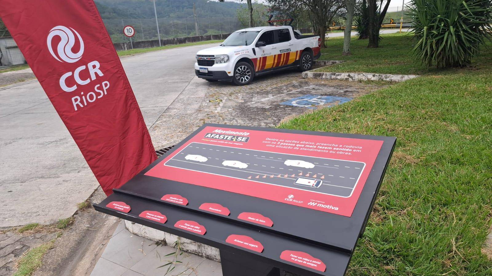 Ação em Jacareí orienta motoristas sobre segurança ao passar por atendimentos na Dutra