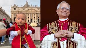 Bebê de Taubaté vestido de papa recebe bênção de Leão XIV no Vaticano e viraliza