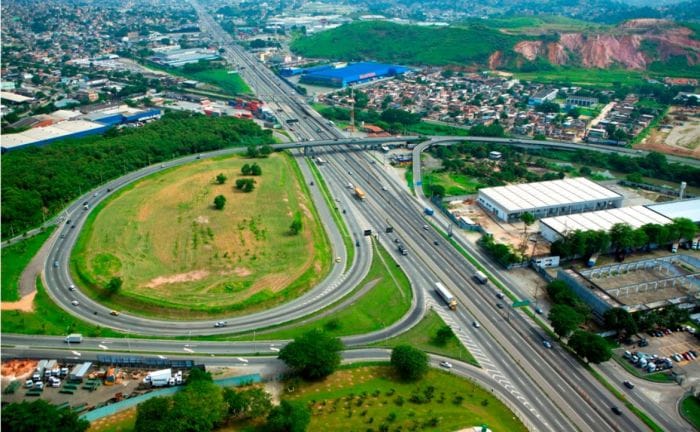 Feriado deve levar mais de 260 mil veículos à Via Dutra; operação especial reforça segurança nas rodovias