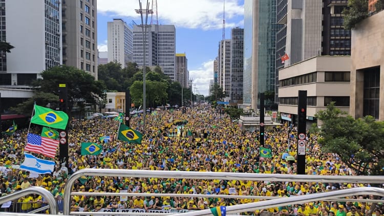 Manifestação “Acorda Brasil” reúne participantes em caminhada no centro de São José dos Campos