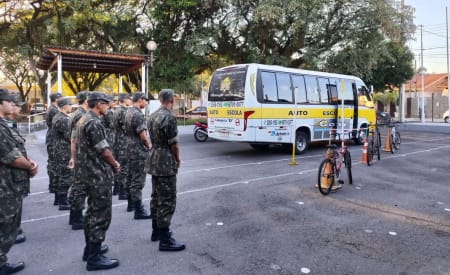 Jacareí promove simulado de trânsito com atiradores para conscientização sobre riscos viários