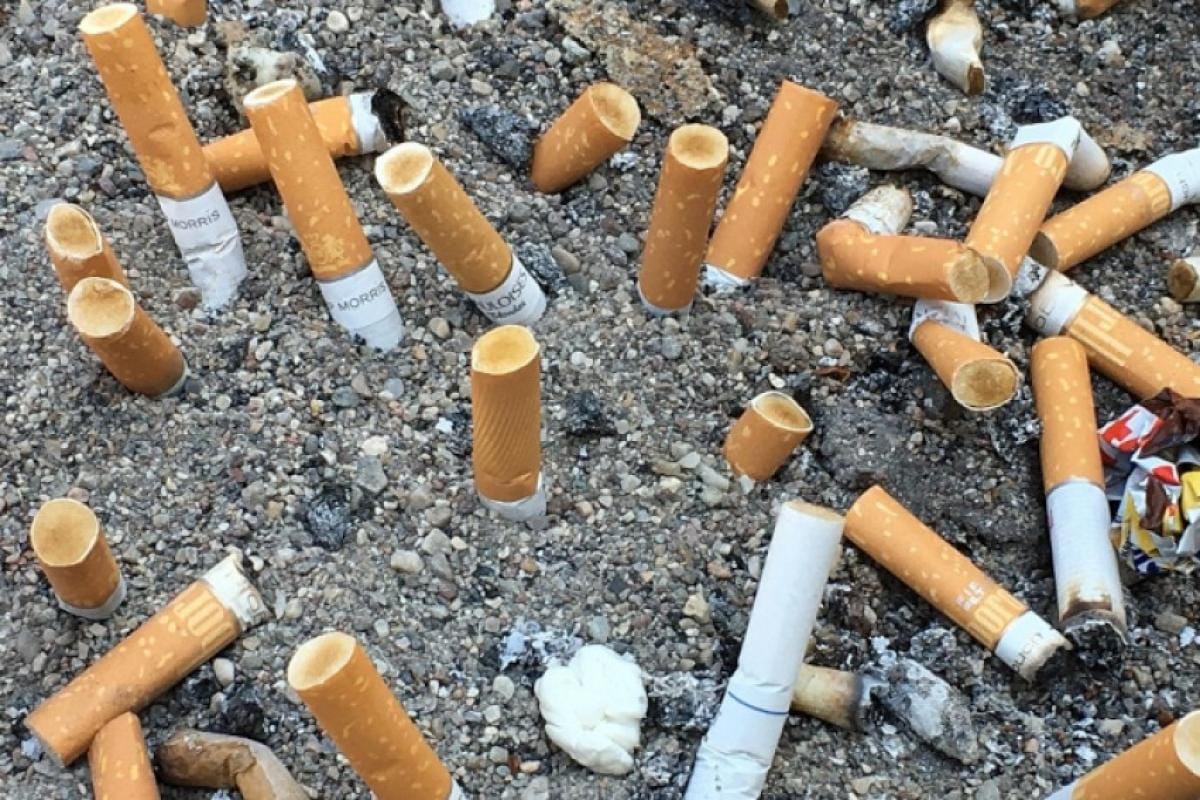 Bitucas de cigarro somam 4,5 trilhões por ano e se consolidam como uma das maiores fontes de poluição global