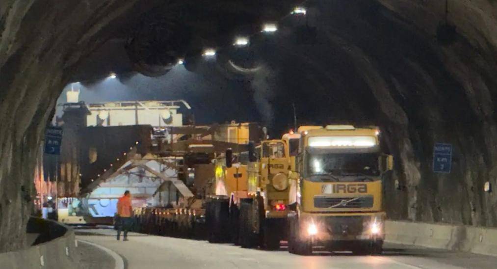 Transporte de transformador de 845 toneladas provoca interdições na Rodovia dos Tamoios até quinta-feira
