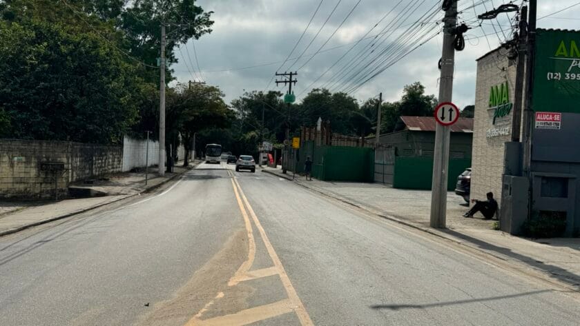 Jacareí interdita trecho da Avenida Malek Assad para reconstrução completa do asfalto