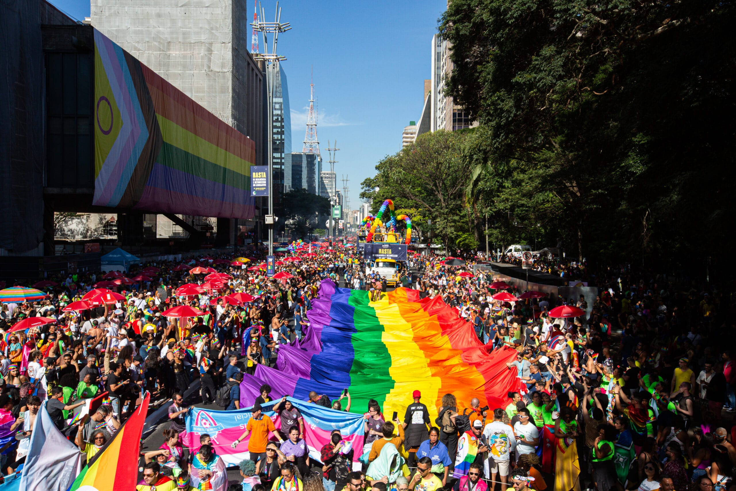 Parada do Orgulho LGBT+ reúne multidão em São Paulo e celebra 30 anos com foco na participação política