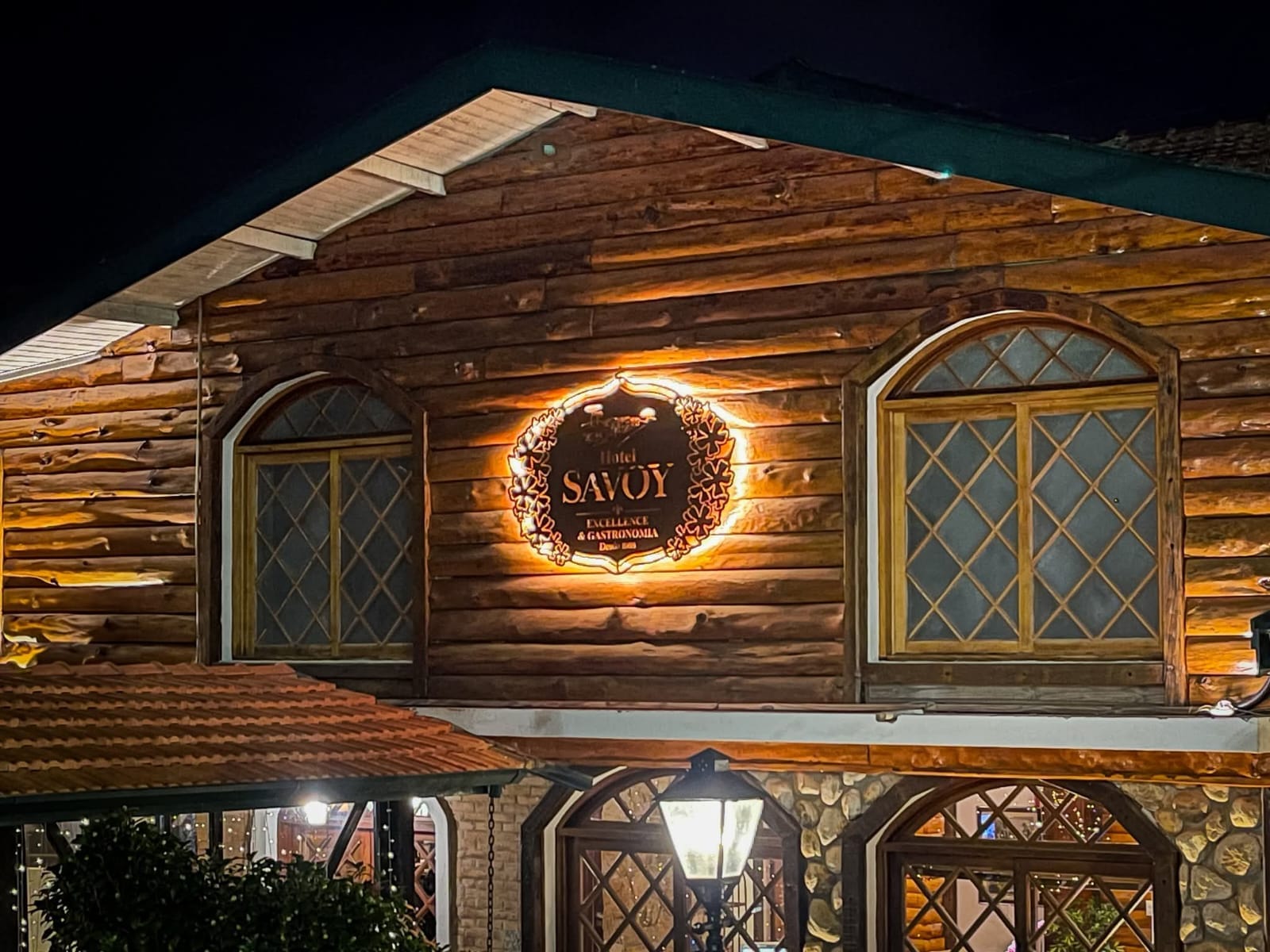 Hotel em Campos do Jordão lança programação de inverno com serenatas, música ao vivo e noites gastronômicas