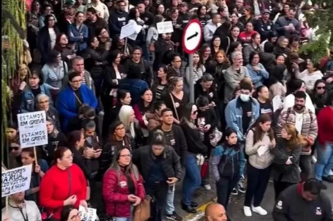 Greve dos servidores de Taubaté entra no segundo dia com nova manifestação no centro da cidade