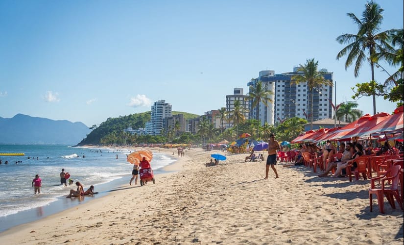 Caraguatatuba prepara projeto para reorganizar faixa de areia da Martim de Sá e padronizar comércio ambulante