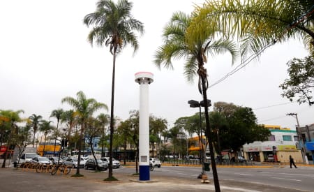 Jacareí inicia operação de totens inteligentes para ampliar monitoramento da segurança pública