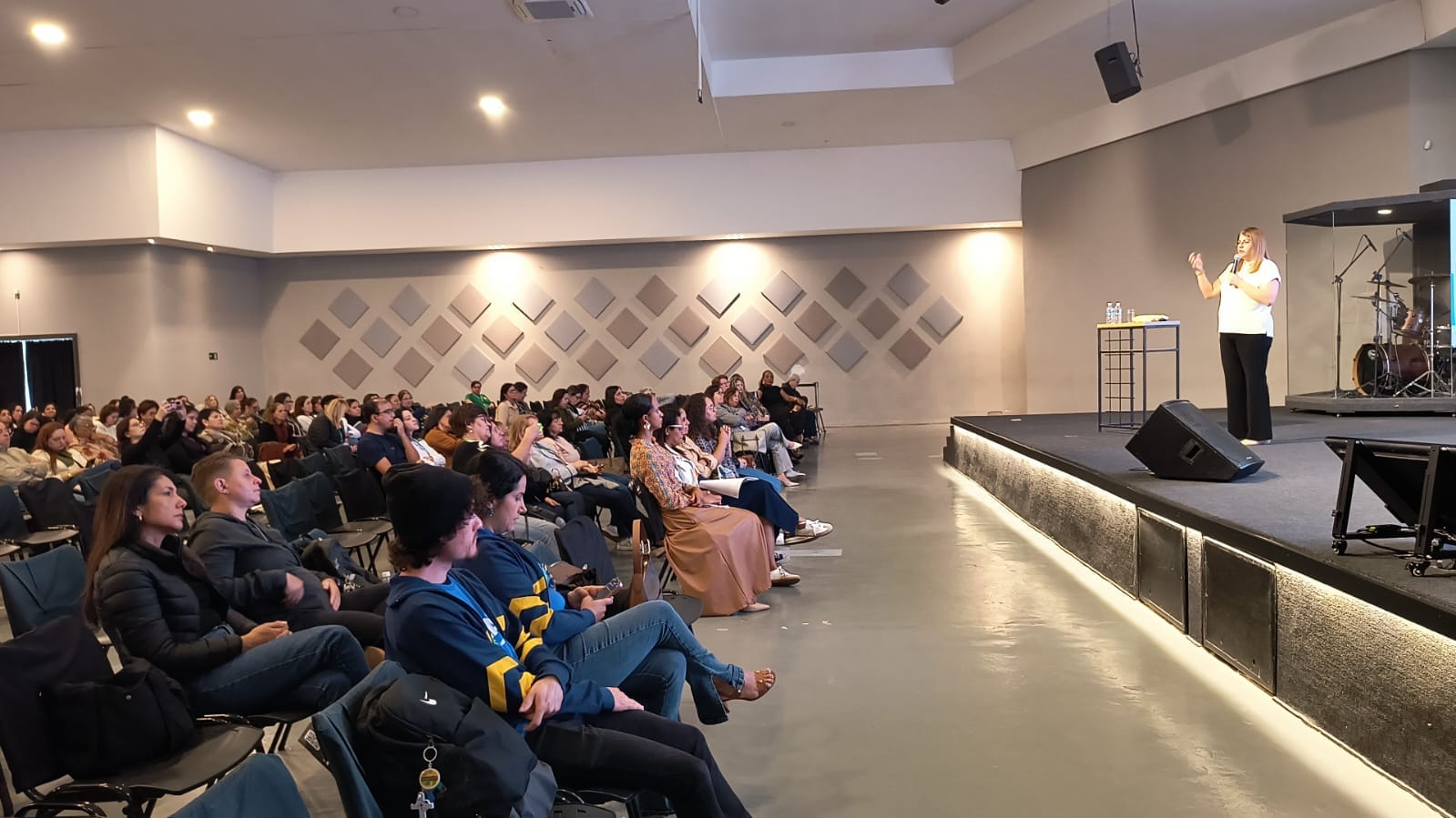 Professores de Caçapava participam de formação sobre inovação educacional com Débora Garofalo
