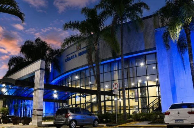 Afogamentos matam uma pessoa a cada 90 minutos no Brasil; São José dos Campos adere à campanha com iluminação especial da Câmara Municipal