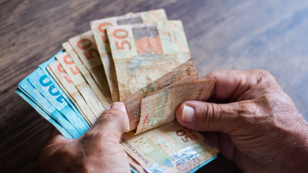 Salário mínimo pode chegar a R$ 1.741 em 2027