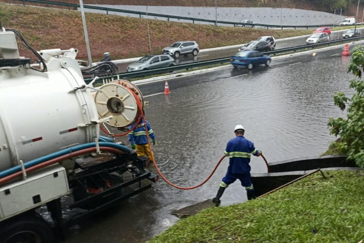 Chuva provoca alagamento e interdição de faixa no Anel Viário de São José